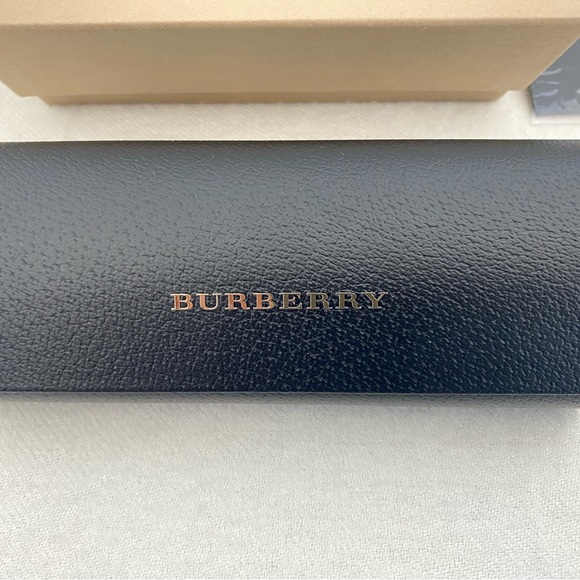 Burberry Sunglasses case - Picture 4 of 4